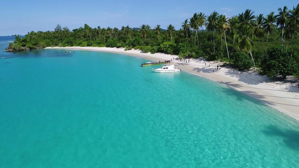 Pantai Mandel Wisata Luwuk Banggai, Sulawesi Tengah