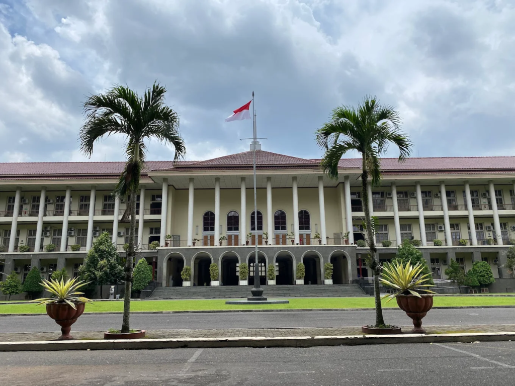 Universitas Gadjah Mada (UGM) jurusan Ekonomi Pembangunan