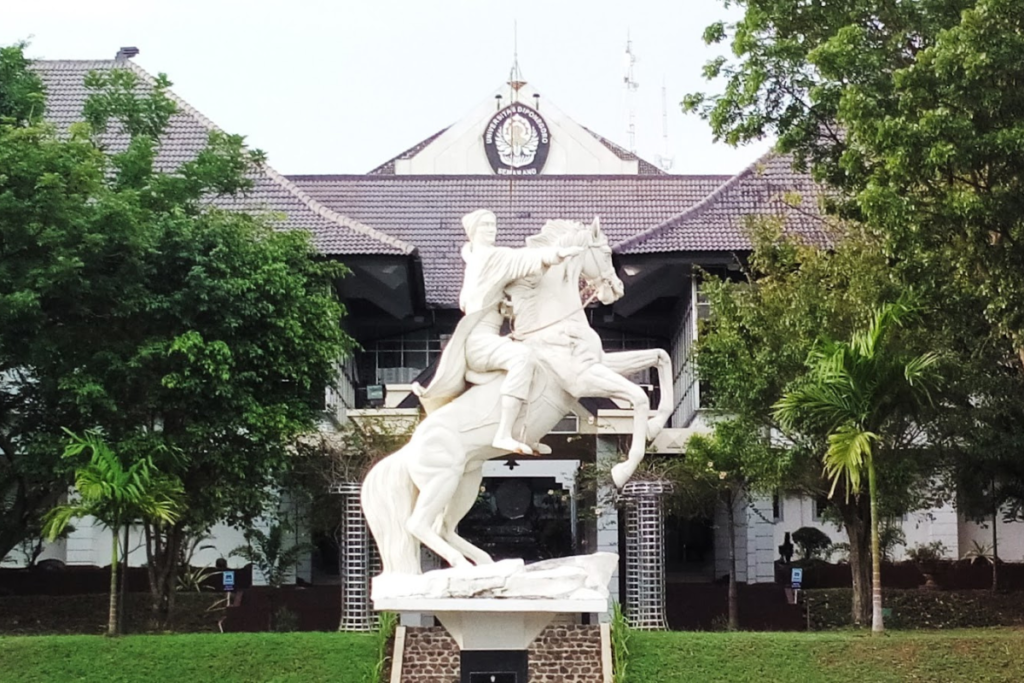 Universitas Diponegoro (UNDIP) jurusan Ekonomi Pembangunan
