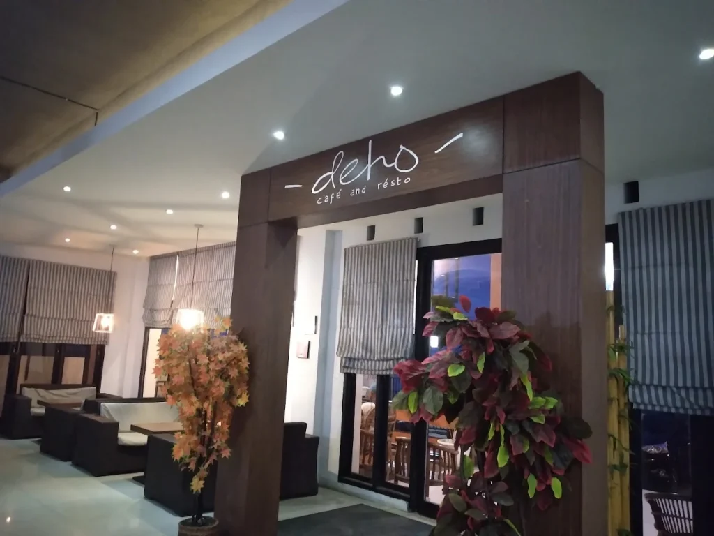 Aktivitas mengerjakan tugas di Deho Cafe Karaton dengan area indoor dan outdoor yang nyaman di Kabupaten Banggai.