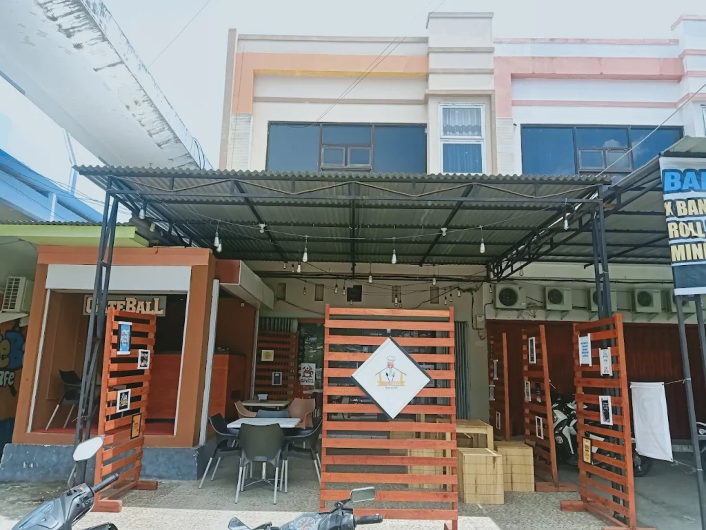 Pengunjung nugas santai di Cafe Gateball Luwuk dengan area outdoor sejuk di Kabupaten Banggai.