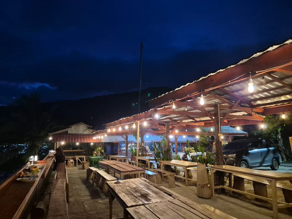 Suasana nugas sore hari di Cafe Bukit Kasih Sayang dengan pemandangan city light di Kabupaten Banggai.