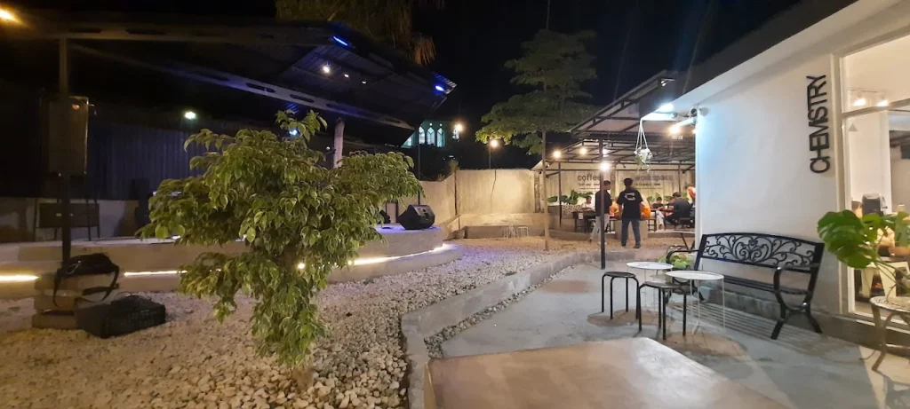 Suasana belajar dengan laptop di Chemistry Coffee and Space Luwuk yang estetik dan nyaman di Kabupaten Banggai.
