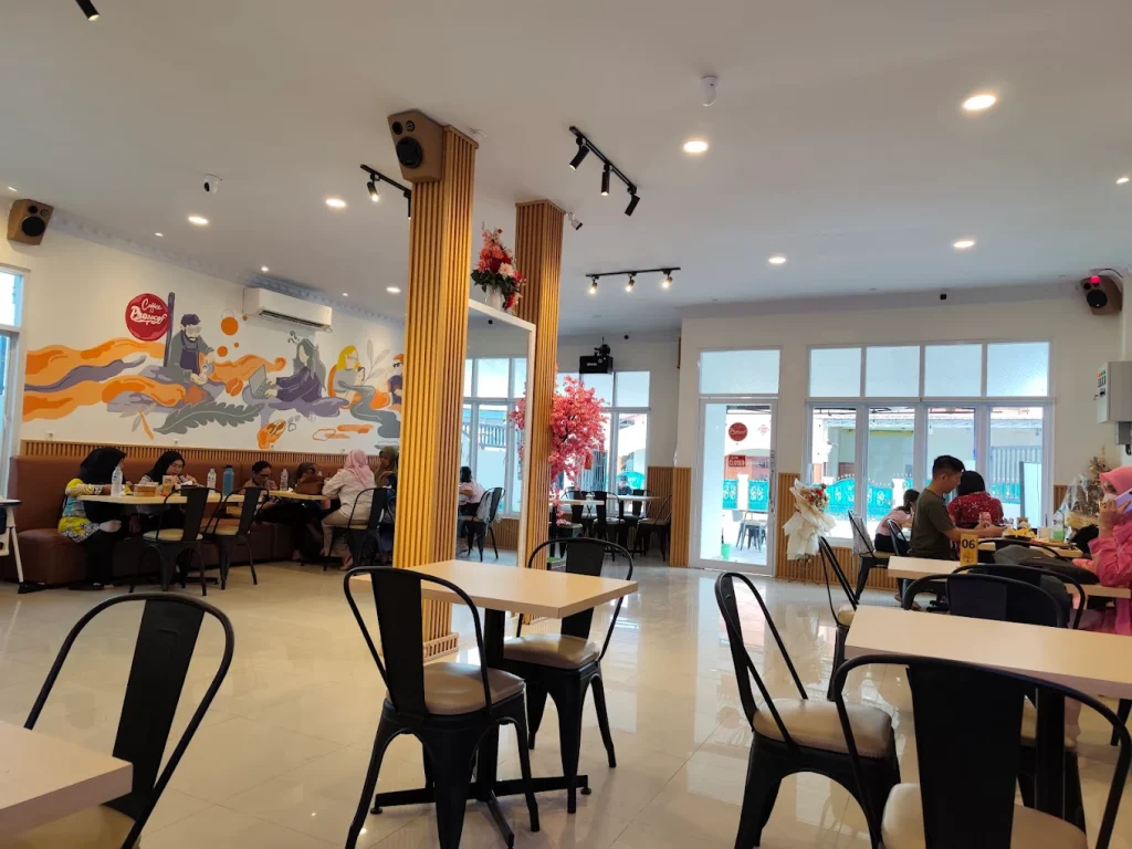 Meja kerja dengan laptop dan kopi di Prosecof Coffee Luwuk yang tenang untuk nugas di Kabupaten Banggai.