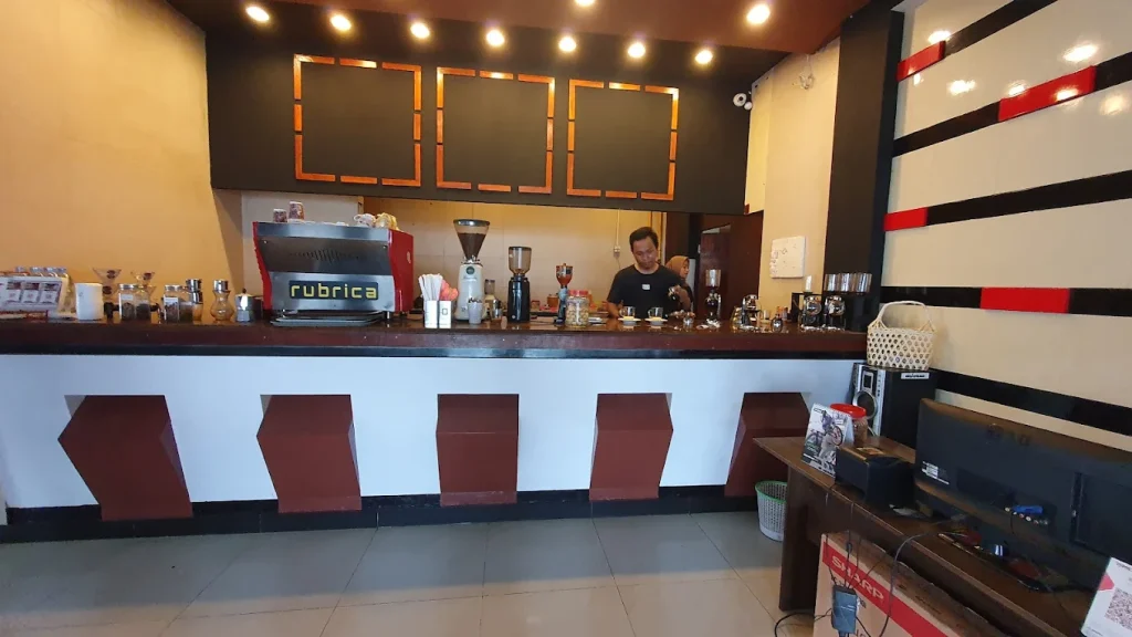Suasana nugas dengan laptop dan kopi di Rubrica Coffee Luwuk yang nyaman dengan WiFi stabil di Kabupaten Banggai.