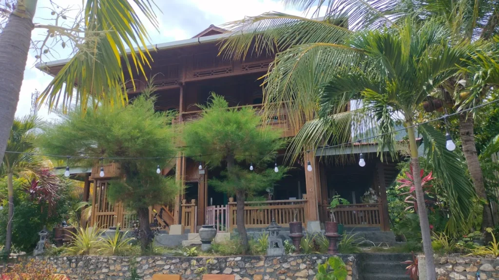Nugas malam dengan pemandangan kota dari ketinggian di Cafe Tontouan Garden Kabupaten Banggai.